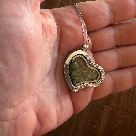 Heart shaped locket with peridot stones and cz’s on a 20” s925 chain - Picture 2 of 4